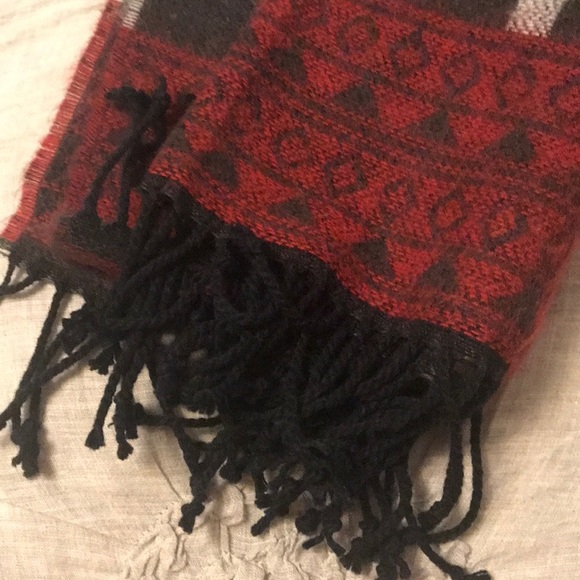 Huge scarf. Never worn. Excellent condition - Picture 3 of 6